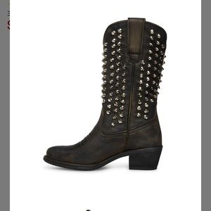 ⚡️ISO⚡️ STEVE MADDEN HAYWARD DISTRESSED BOOT IN SIZE 9.5-10